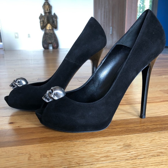 Alexander McQueen black suede skull pump
